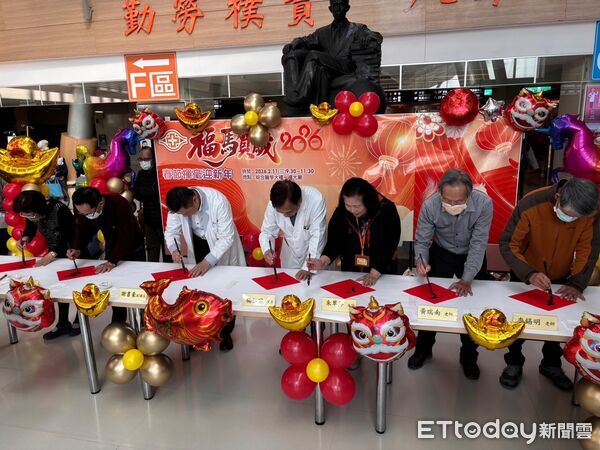 ▲▼ 嘉義長庚喜迎金馬年　名家揮毫送春聯　春節連假門診服務不打烊  。（圖／嘉義長庚提供）
