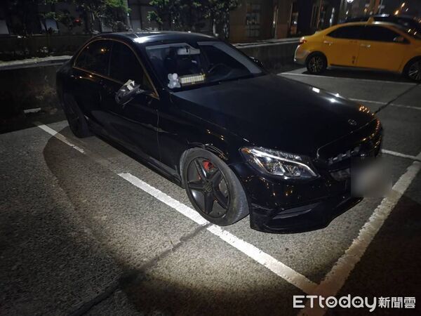 ▲▼老翁騎三輪車逆向衝國道　被2輛賓士「撞粉碎」1死1傷。（圖／記者楊永盛翻攝）