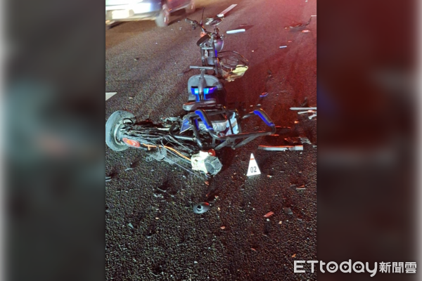 ▲▼老翁騎三輪車逆向衝國道　被2輛賓士「撞粉碎」1死1傷。（圖／記者楊永盛翻攝）