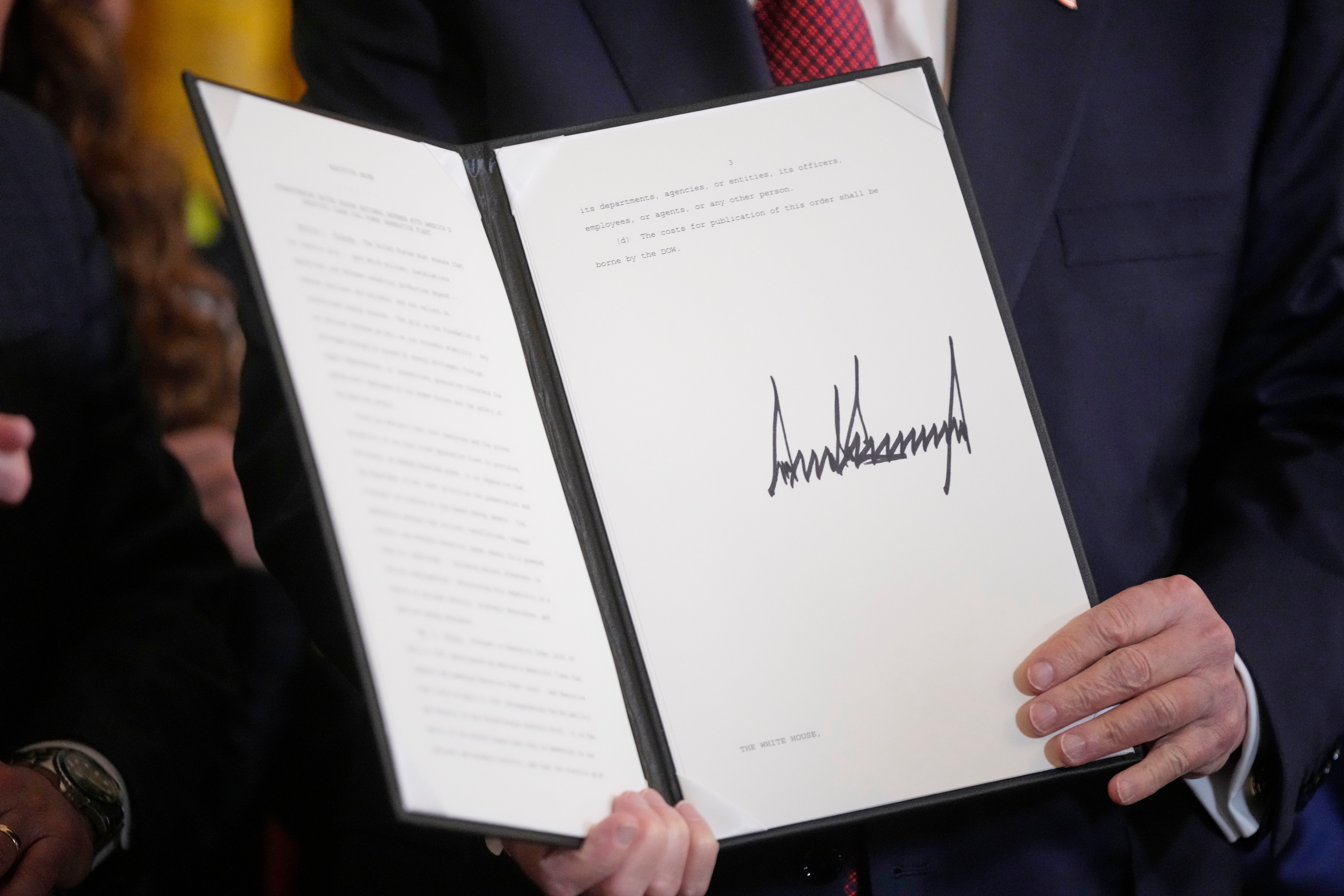 ▲▼美國總統川普於當地時間11日在白宮東廳出席一場關於煤電的活動，展示簽署的行政命令。（圖／達志影像／美聯社）