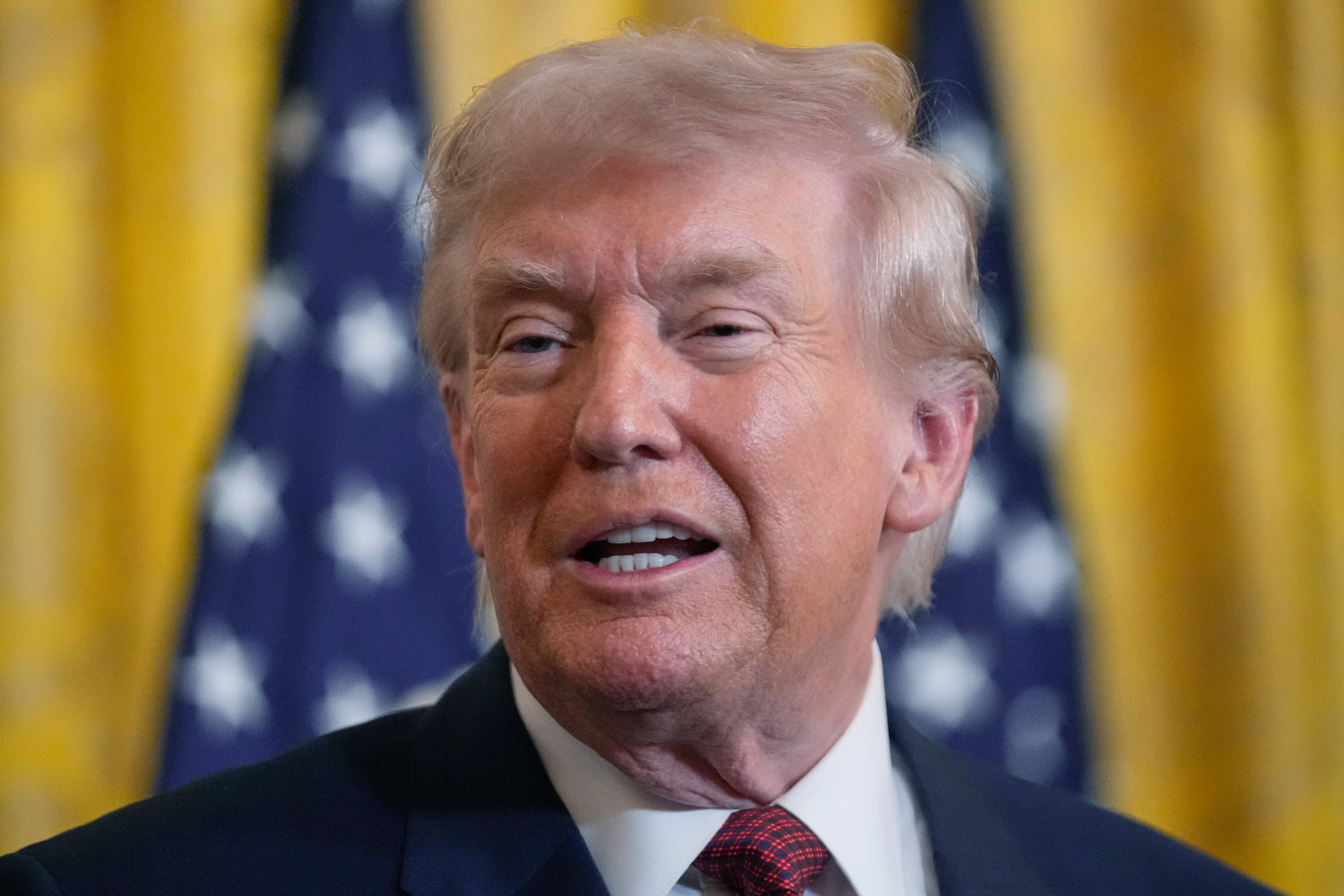 ▲▼美國總統川普於當地時間11日在白宮東廳出席一場關於煤電的活動,展示簽署的行政命令。(圖/達志影像/美聯社)