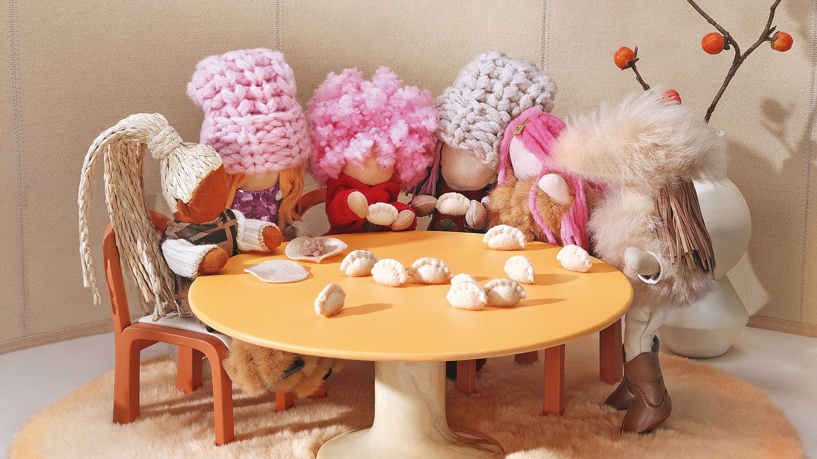 BFF家族齊聚一堂包餃子，成了最逗趣、最萌的時尚廣告。（Fendi 提供） width=