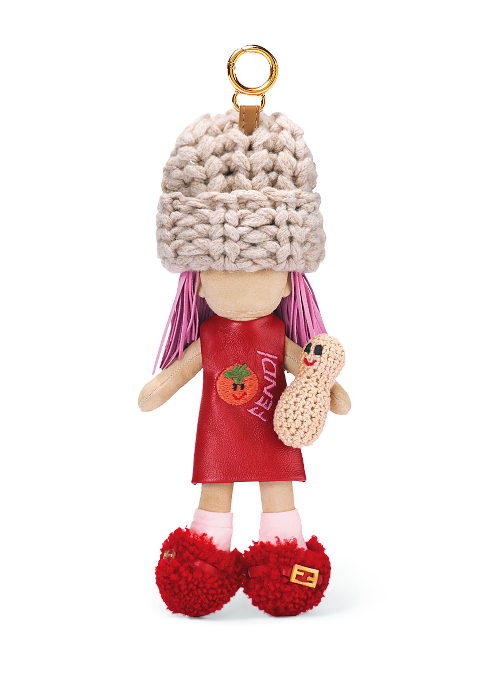 抱著花生娃娃出現的BFF掛飾，簡直不要太生火。（Fendi 提供）