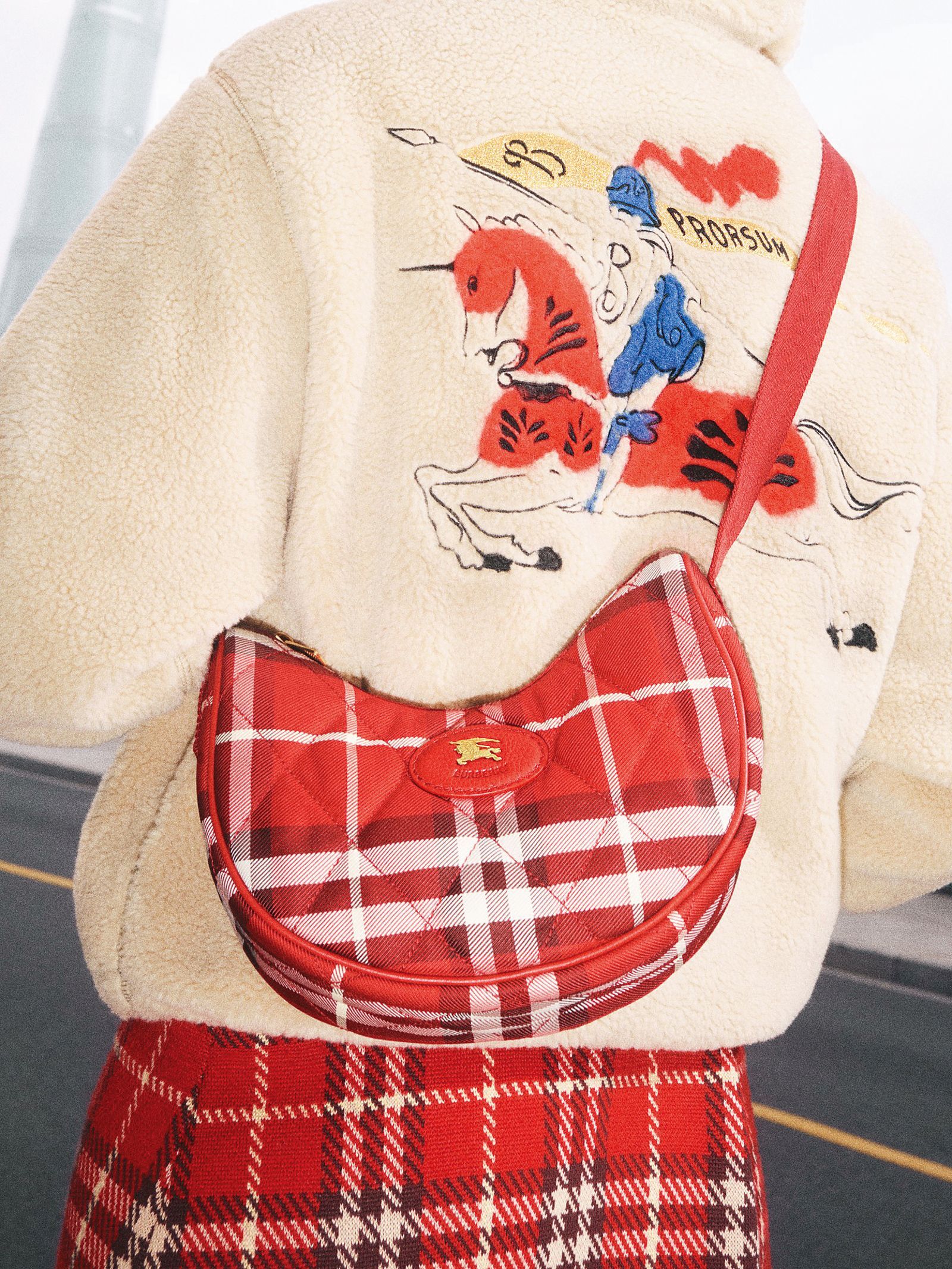 Horseshoe斜背包，經典格紋一秒認出。NT$39,900（翻攝自Burberry官網）