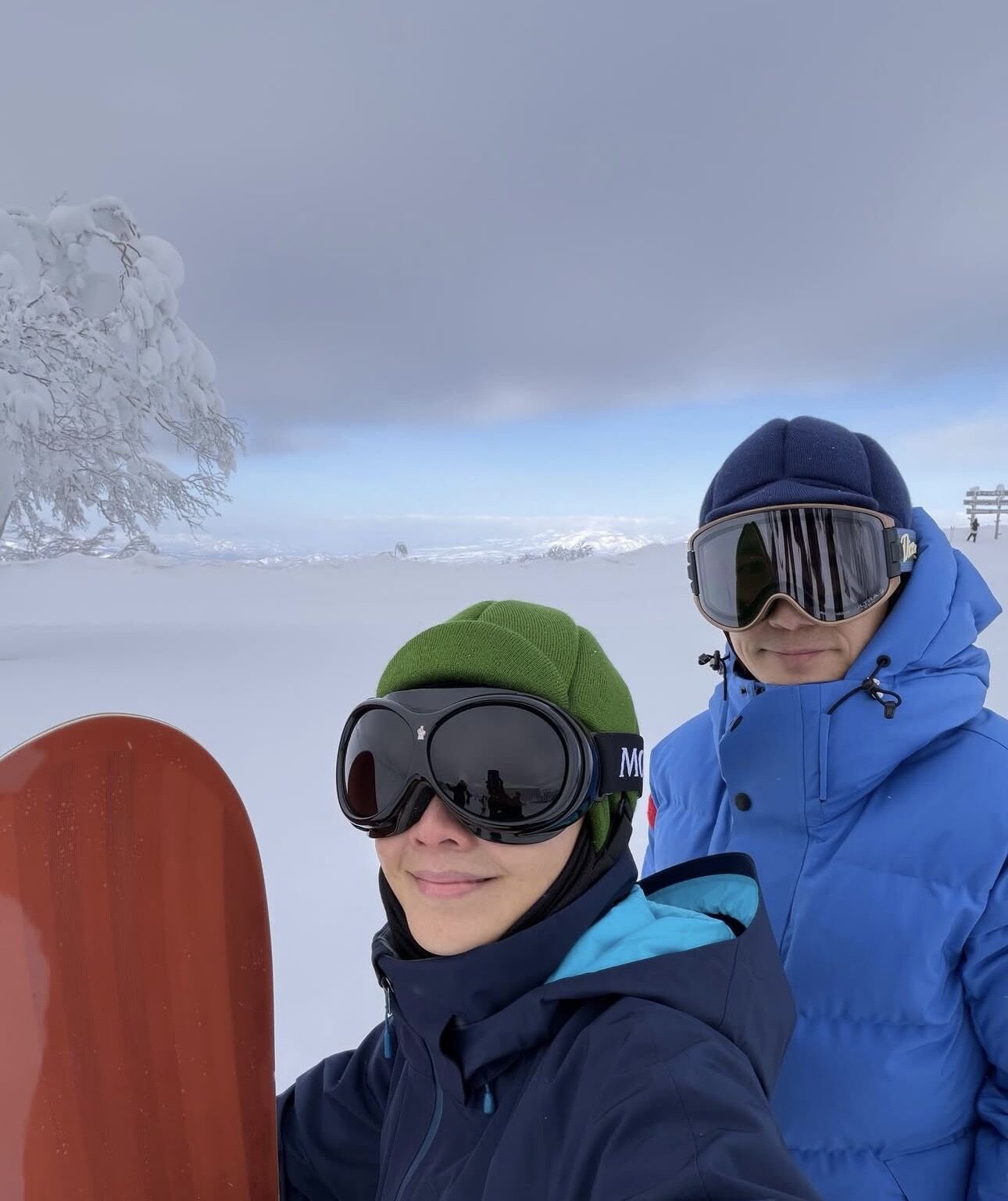 劉嘉玲北海道滑雪摔跤樂在其中背愛馬仕小黑包