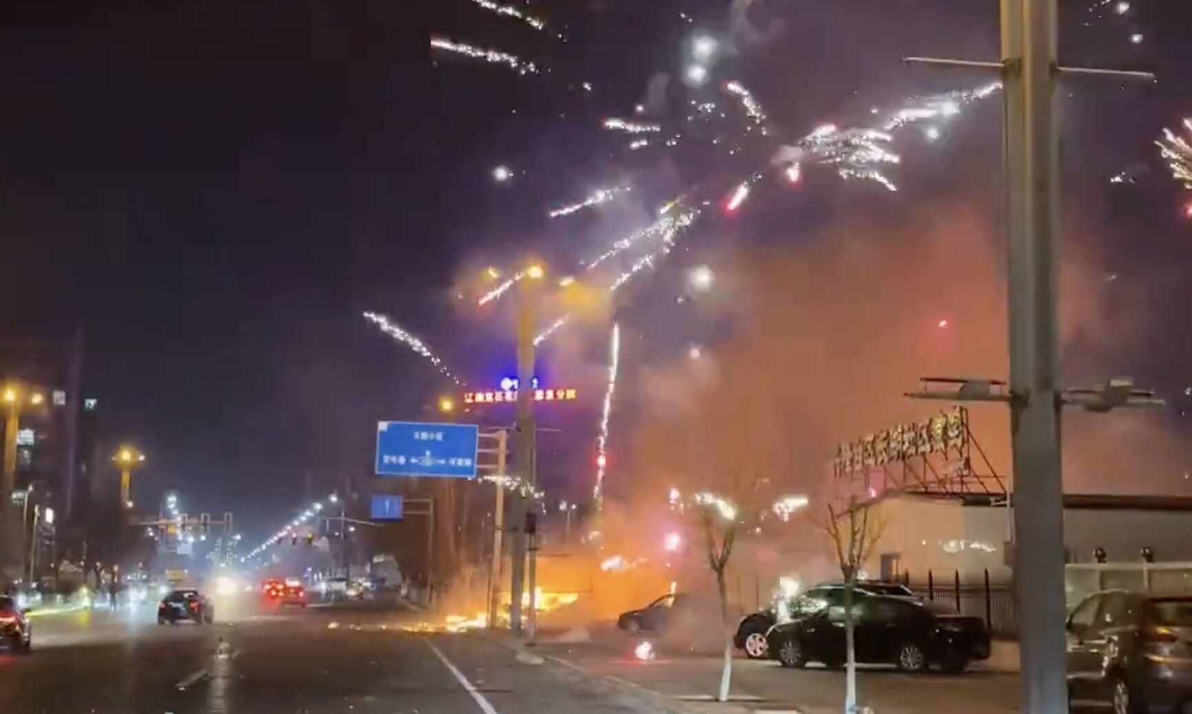 ▲遼寧盤錦一處販賣煙火的路邊攤因不明原因起火。（圖／翻攝極目新聞）