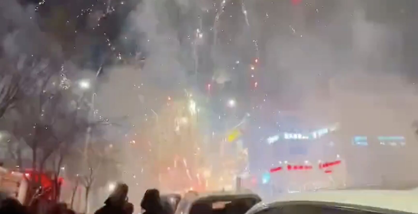 ▲遼寧盤錦一處販賣煙火的路邊攤因不明原因起火。（圖／翻攝極目新聞）