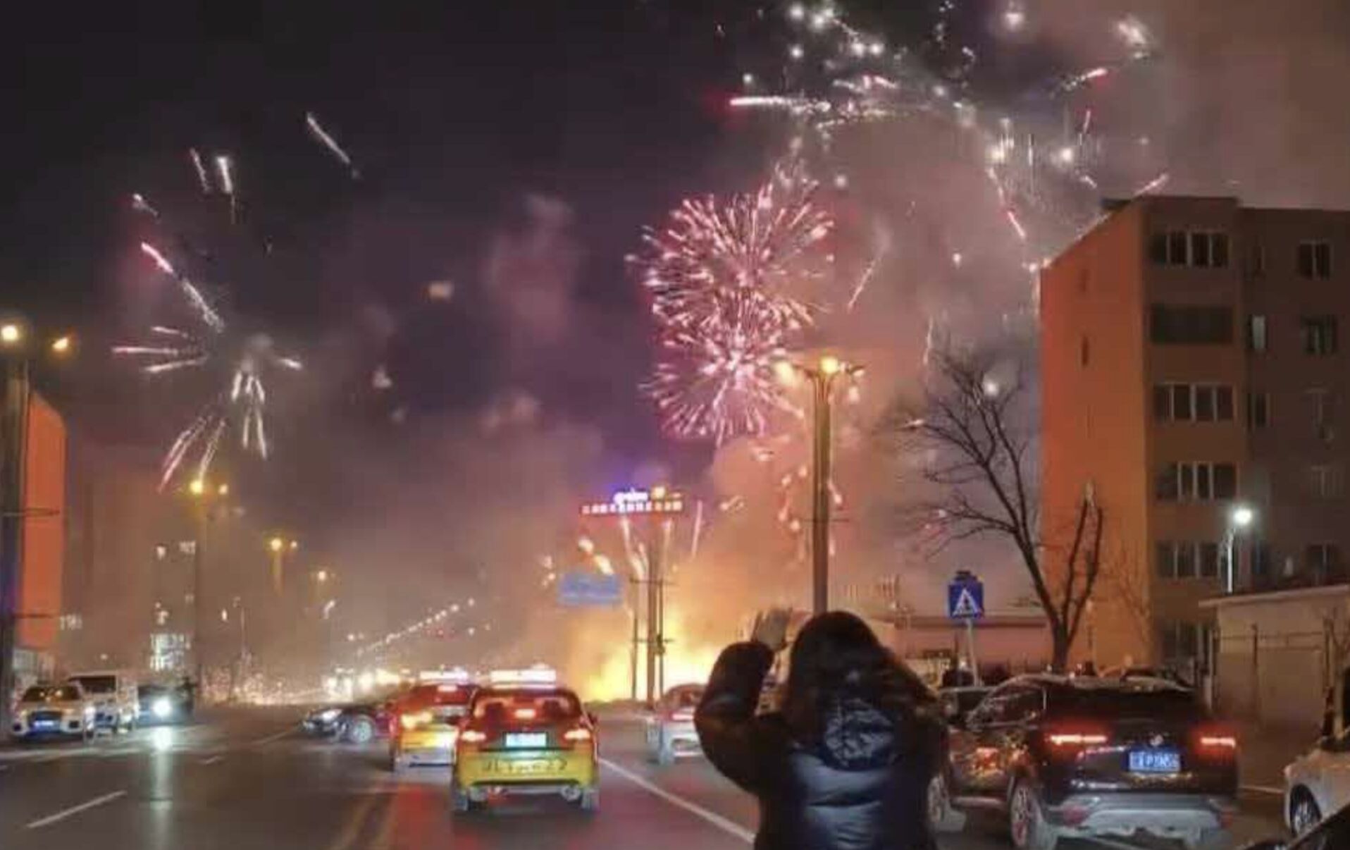 ▲遼寧盤錦一處販賣煙火的路邊攤因不明原因起火。（圖／翻攝極目新聞）