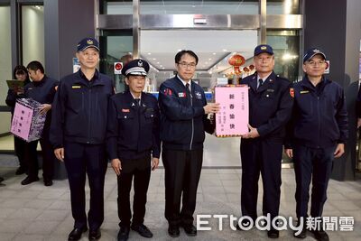 黃偉哲慰勉春節執勤警民力　感謝守護台南治安交通