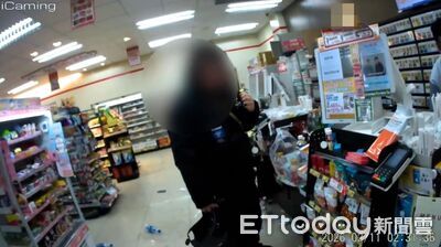 被提醒站旁邊一點！醉漢抓狂「茶葉蛋攻擊」　還躲回家睡覺