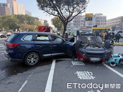 自小客左轉遭直行車撞翻4輪朝天！騎士衰被掃倒　瞬間畫面曝