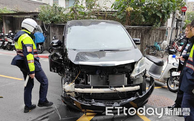 北市休旅車撞變電箱柱！後輪彈起打橫路中　駕駛恍神釀禍