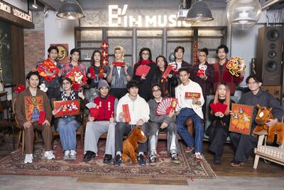 夢幻級圍爐組合！　「大咖天團cos長輩」造型曝光全場笑翻