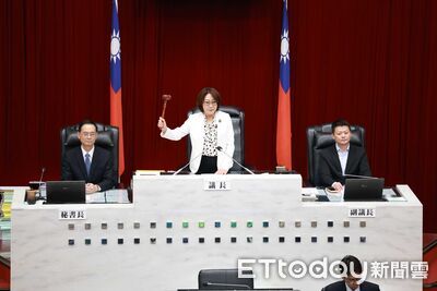 高雄市議會花108天262hrs審完總預算　陳其邁率團隊鞠躬感謝