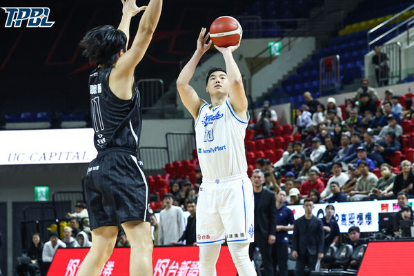 ▲海神賽克維奇、胡瓏貿、朱永弘，戰神許皓程、丁聖儒。（圖／TPBL提供）