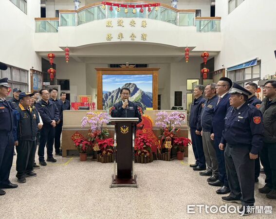 ▲黃偉哲赴歸仁、永康分局慰勞春節執勤警察及協勤民力，感謝守護台南治安與交通安全。（圖／記者林東良翻攝，下同）