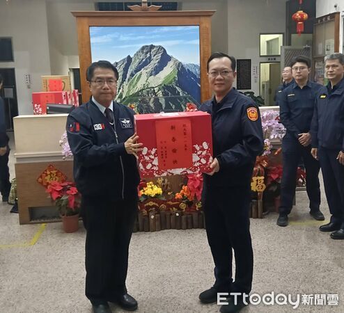 ▲黃偉哲赴歸仁、永康分局慰勞春節執勤警察及協勤民力，感謝守護台南治安與交通安全。（圖／記者林東良翻攝，下同）