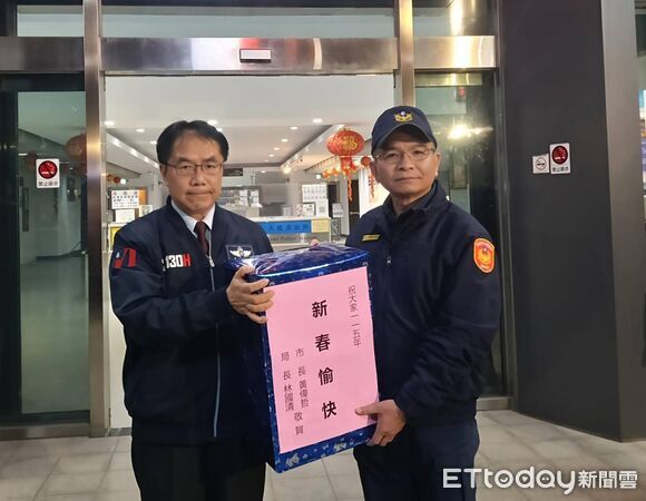 ▲黃偉哲赴歸仁、永康分局慰勞春節執勤警察及協勤民力，感謝守護台南治安與交通安全。（圖／記者林東良翻攝，下同）