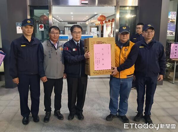 ▲黃偉哲赴歸仁、永康分局慰勞春節執勤警察及協勤民力，感謝守護台南治安與交通安全。（圖／記者林東良翻攝，下同）
