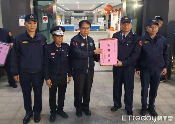 ▲黃偉哲赴歸仁、永康分局慰勞春節執勤警察及協勤民力，感謝守護台南治安與交通安全。（圖／記者林東良翻攝，下同）