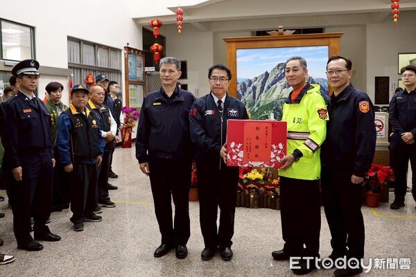 ▲黃偉哲赴歸仁、永康分局慰勞春節執勤警察及協勤民力，感謝守護台南治安與交通安全。（圖／記者林東良翻攝，下同）
