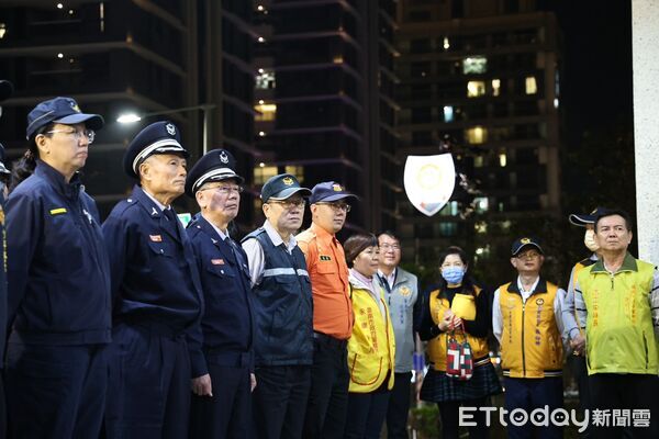 ▲黃偉哲赴歸仁、永康分局慰勞春節執勤警察及協勤民力，感謝守護台南治安與交通安全。（圖／記者林東良翻攝，下同）