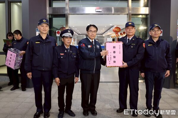 ▲黃偉哲赴歸仁、永康分局慰勞春節執勤警察及協勤民力，感謝守護台南治安與交通安全。（圖／記者林東良翻攝，下同）