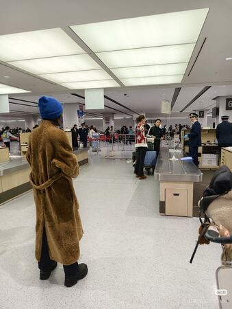 梁朝偉機場眼神死　劉嘉玲一旁「吃瓜」笑翻全網