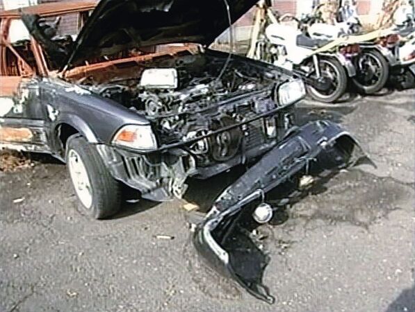 因遭焚毀的作案車輛前保險桿內側，有維修技工所書寫的車牌號碼，意外成為警方的破案契機。（東森新聞提供）