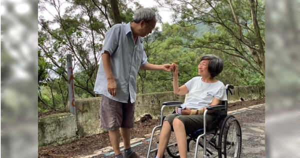 何茂成與郭嘉喬感情甚篤，郭嘉喬罹病後，何茂成便守在她身邊不離不棄、細心照顧。（圖／何茂成提供）