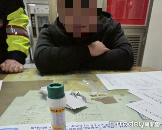 ▲▼金湖分局執行路檢勤務查獲無照駕駛及疑涉毒駕的章姓男子。（圖／金門縣警察局金湖分局提供）