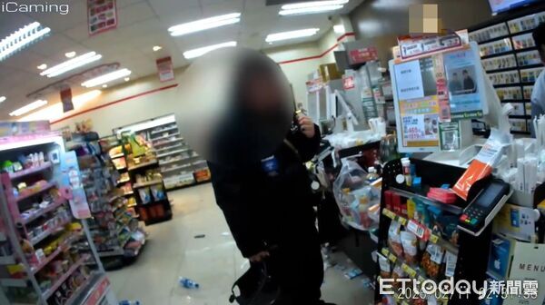 ▲葉男酒後前往超商購物，與女顧客發生爭執，竟朝對方丟擲茶葉蛋、架上商品。（圖／記者游瓊華翻攝）
