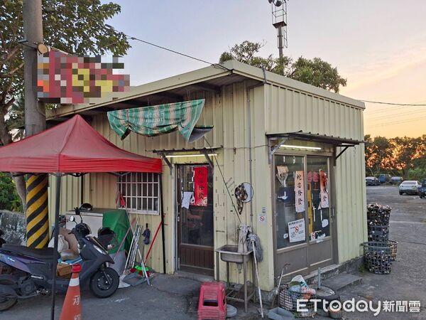 ▲官田分駐所查獲檳榔攤暗藏「目賊仔」賭場，帶回14人偵辦。（圖／記者林東良翻攝，下同）