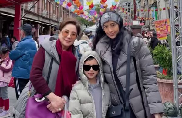 關穎（右）與母親蔡淑媛（左）、小兒子（中）一起到迪化街辦年貨。（kwanterri IG）