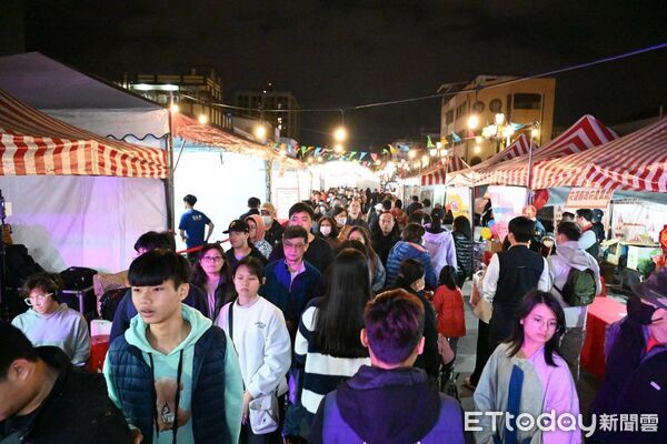 ▲▼花蓮年貨大街在花蓮日出大道盛大揭幕，現場洋溢濃厚年節喜氣。（圖／花蓮縣政府提供，下同）