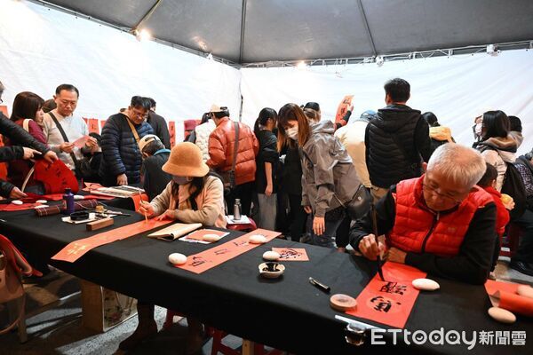 ▲▼花蓮年貨大街在花蓮日出大道盛大揭幕，現場洋溢濃厚年節喜氣。（圖／花蓮縣政府提供，下同）