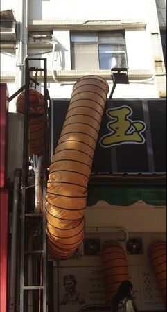 ▲北市環保局民國114年2月對店家做「異味汙染物官能測定法」採樣，檢測結果71（排放標準10），開罰58.5萬元罰緩。（圖／環保局提供）