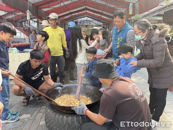 ▲鹿野永安社區年糕飄香迎新春。（圖／記者楊晨東翻攝）