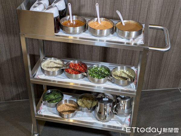 ▲香港40年名店「新東記」首登台　20種湯底可選、皮蛋香菜超特別。（圖／記者黃士原攝）