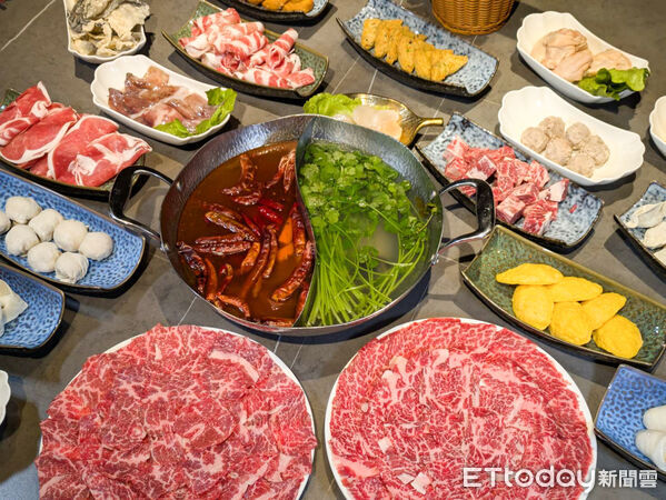 ▲香港40年名店「新東記」首登台　20種湯底可選、皮蛋香菜超特別。（圖／記者黃士原攝）