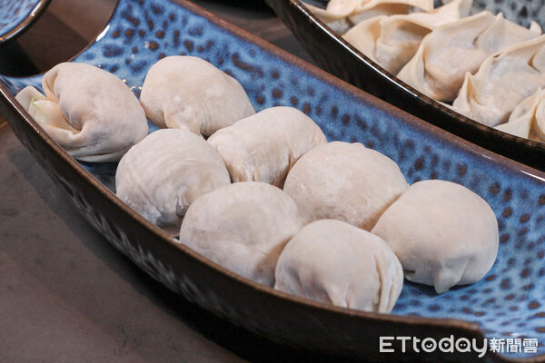 ▲香港40年名店「新東記」首登台　20種湯底可選、皮蛋香菜超特別。（圖／記者黃士原攝）