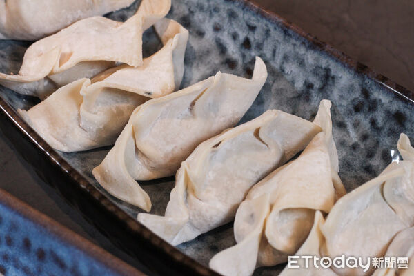 ▲香港40年名店「新東記」首登台　20種湯底可選、皮蛋香菜超特別。（圖／記者黃士原攝）