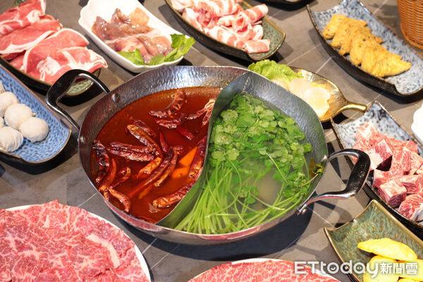▲香港40年名店「新東記」首登台　20種湯底可選、皮蛋香菜超特別。（圖／記者黃士原攝）