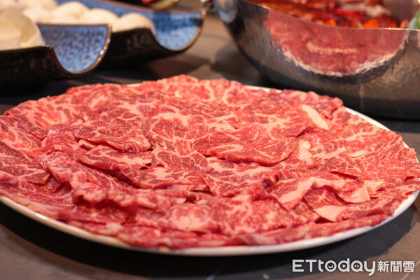 ▲香港40年名店「新東記」首登台　20種湯底可選、皮蛋香菜超特別。（圖／記者黃士原攝）