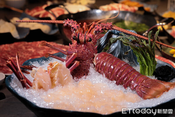 ▲香港40年名店「新東記」首登台　20種湯底可選、皮蛋香菜超特別。（圖／記者黃士原攝）