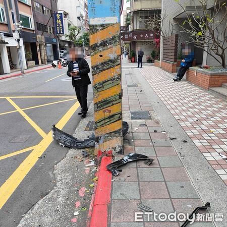 ▲鍾男疑因恍神自撞台電電箱，車頭全毀。（圖／記者張君豪翻攝）