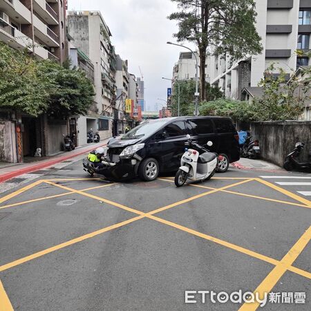 ▲鍾男疑因恍神自撞台電電箱，車頭全毀。（圖／記者張君豪翻攝）