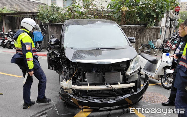 ▲鍾男疑因恍神自撞台電電箱，車頭全毀。（圖／記者張君豪翻攝）