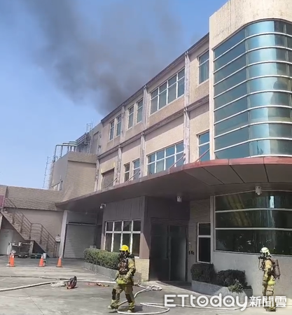 ▲台南市永康區環工路工廠傳出火警，消防局派遣16車30人前往搶救。（圖／記者林東良翻攝）