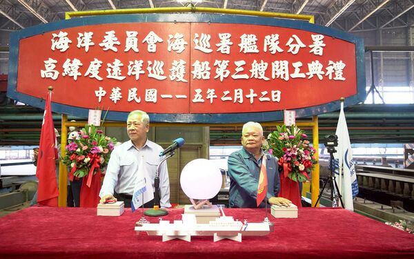 ▲海巡署高緯度遠洋巡護船第三艘開工典禮，左為海巡署艦隊分署副分署長吳瑞祥、右為台船副總經理顏聰輝。（圖／台船提供）